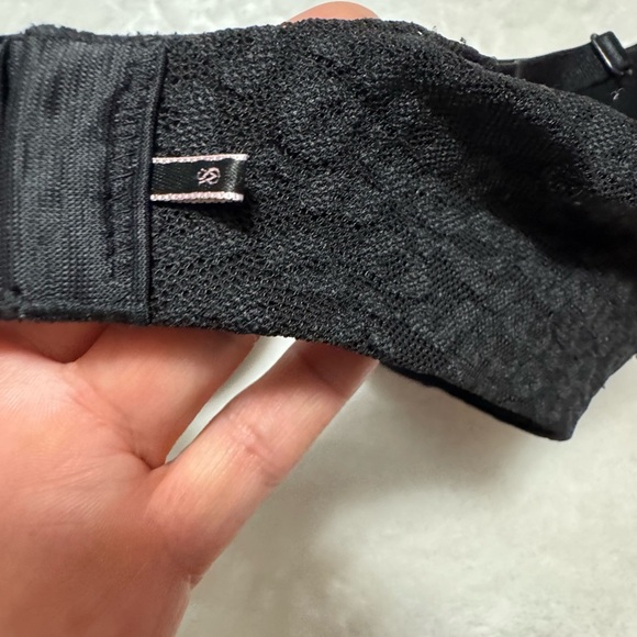 Victoria's Secret Black and Red Lace Bras with Underwire - Picture 9 of 10